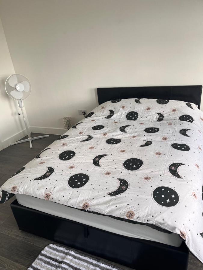 The Serviced Accommodations Harlow Buitenkant foto